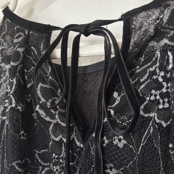 🎉4/30$🎉 Max Studio Black Lace Halter Blouse - Size L (NWT) - Picture 7 of 7